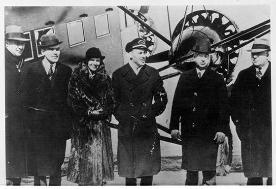 boston-maine_1933_amelia_earhart_with_executives_and_stinson_t boston-maine_1933_amelia_earhart_with_executives_and_stinson_t