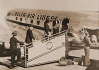 dc-3_FA_greets_pax_porter_loads_bags_ca1941